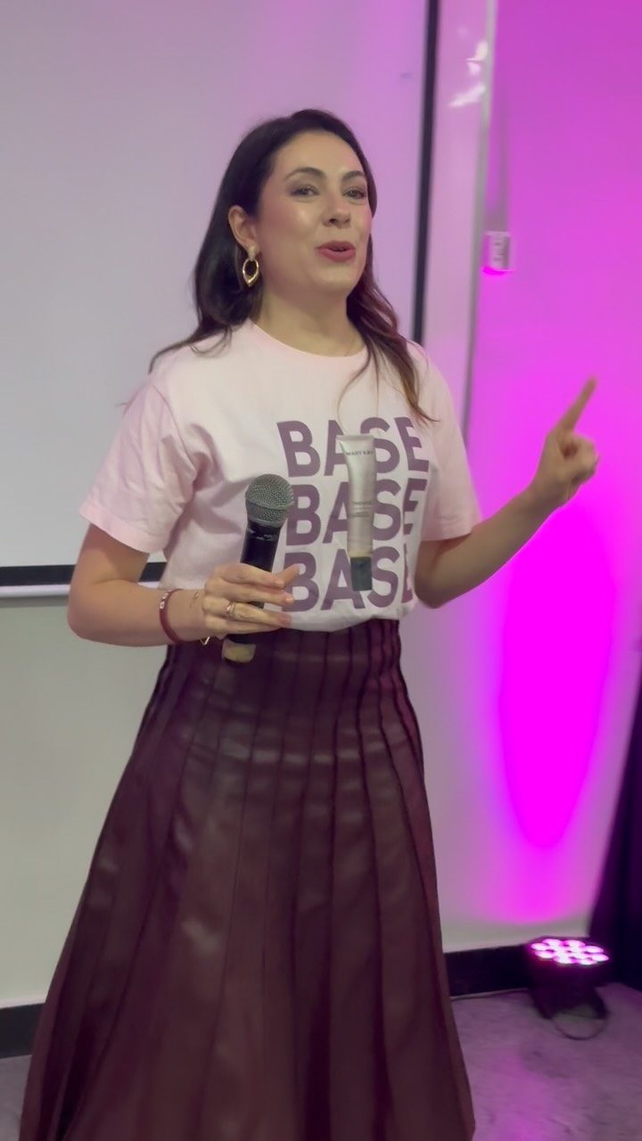 Helena dando aula com microfone