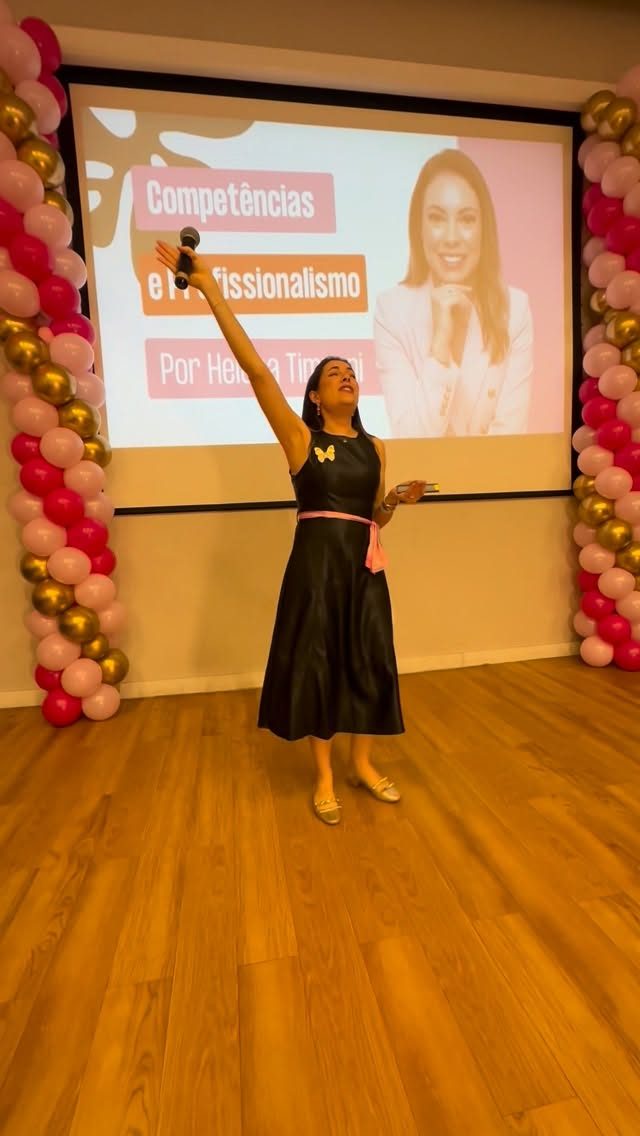 Helena no palco, aula Competências e Profissionalismo